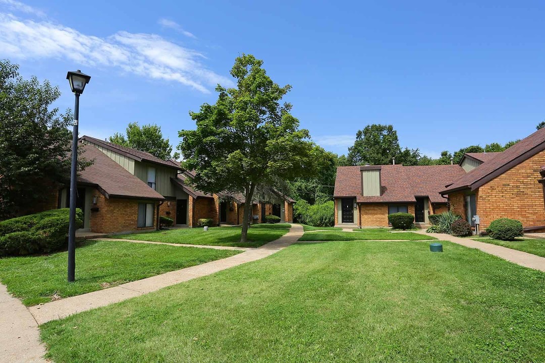 Paddock Village Apartments in Florissant, MO - Foto de edificio