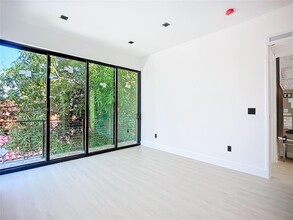 3096 NW 27th St in Miami, FL - Foto de edificio - Building Photo