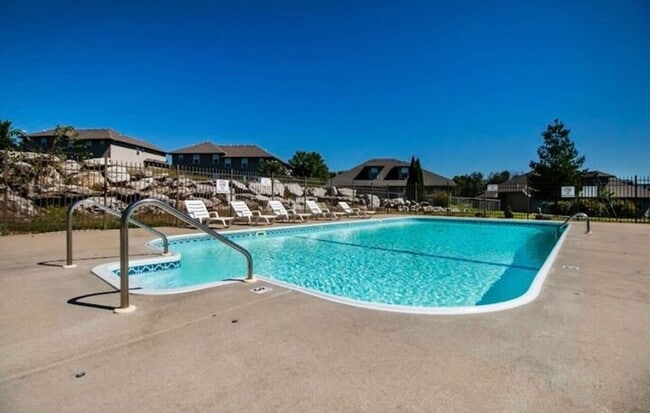 Town & Country Apartments in Ozark, MO - Foto de edificio - Building Photo