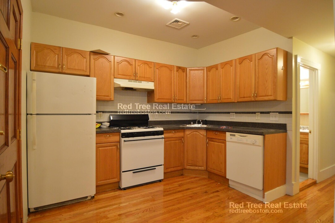 31 Hurd Rd, Unit 2 in Brookline, MA - Building Photo