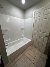 1020 N Main St in Baytown, TX - Building Photo - Building Photo