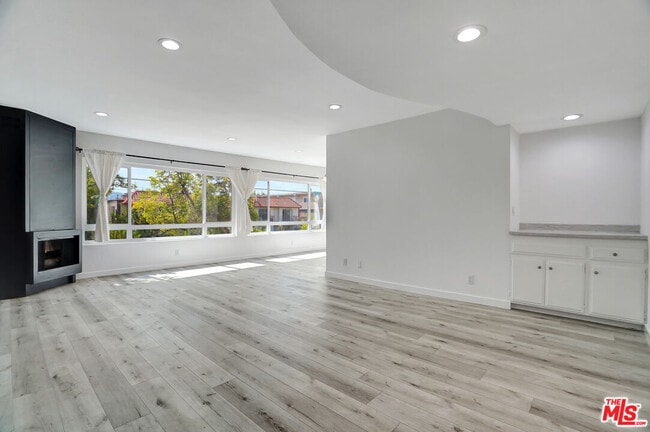 10823 Camarillo St in Los Angeles, CA - Building Photo - Building Photo