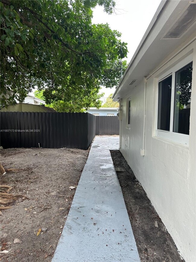1045 NW 27th St in Miami, FL - Building Photo - Building Photo