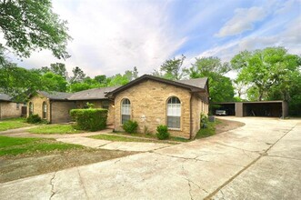 1808 Camelot Cove in Plano, TX - Foto de edificio - Building Photo