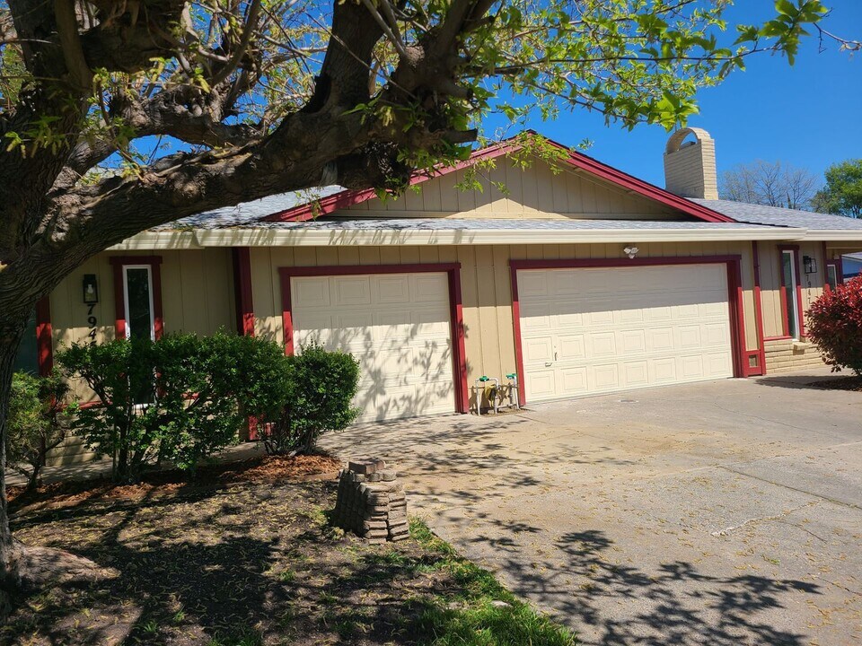 7945-7947 Tangors Way in Citrus Heights, CA - Building Photo