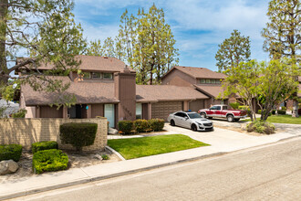 Pine Village Condos in Corcoran, CA - Foto de edificio - Primary Photo