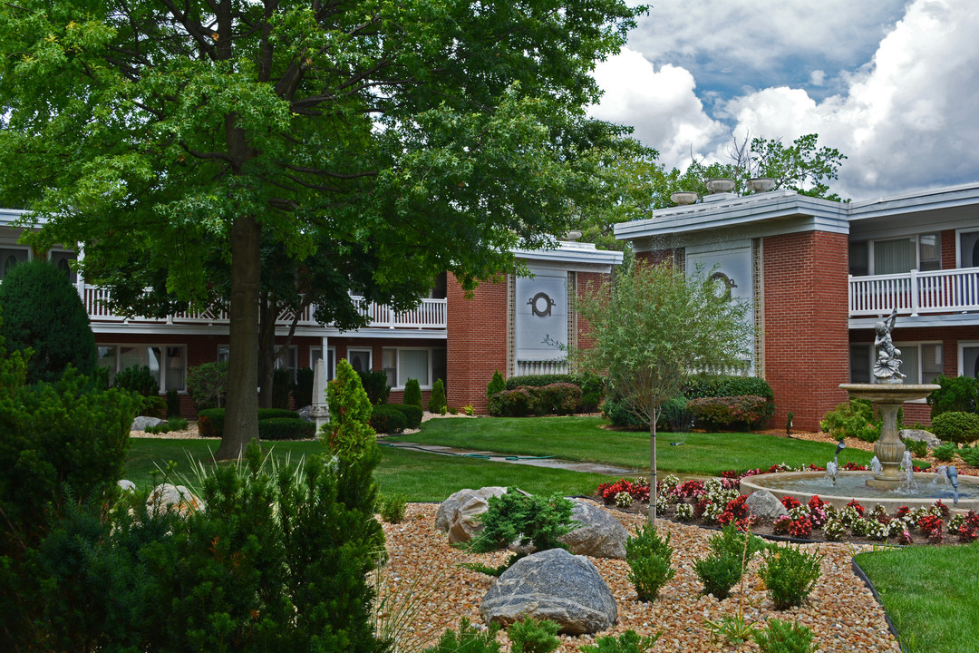 Brook Forest Apartments in Bensenville, IL - Building Photo