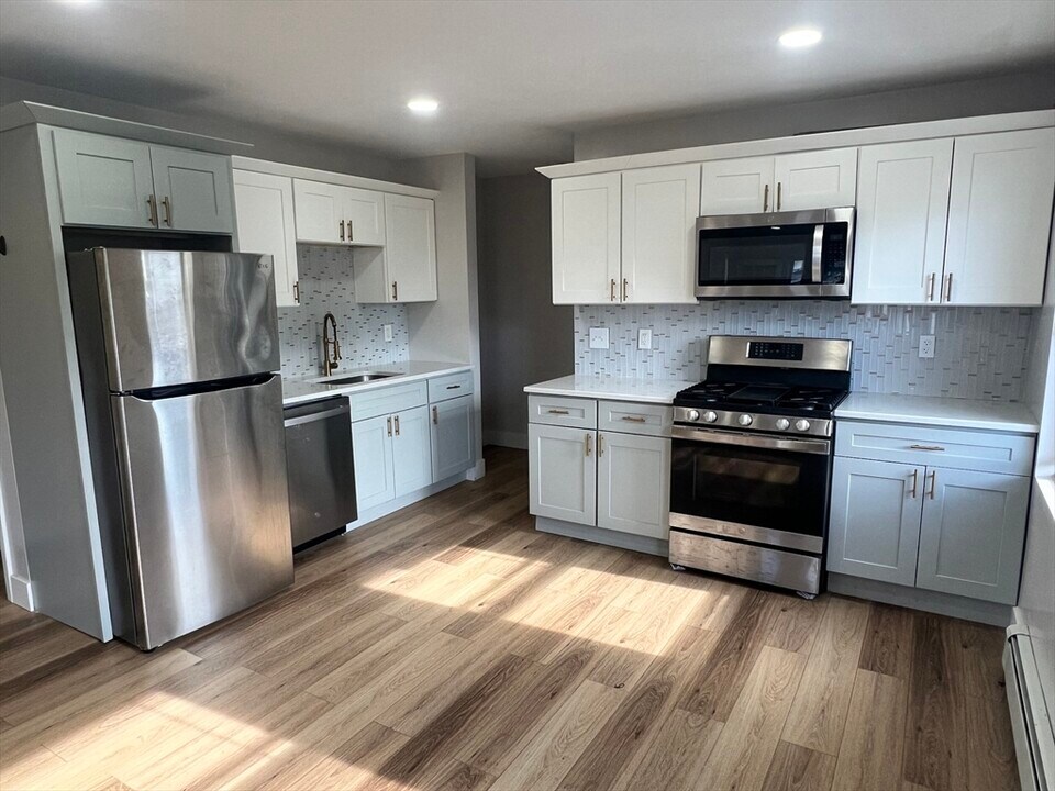 52 Pelham St in Methuen, MA - Building Photo