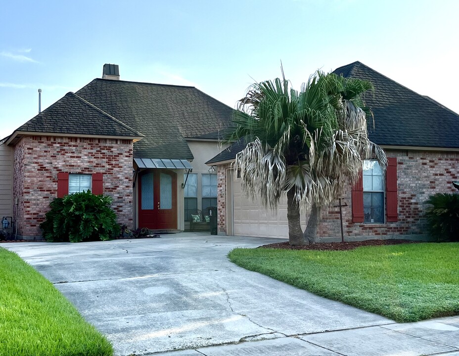 10455 Hillmont Ave in Baton Rouge, LA - Building Photo