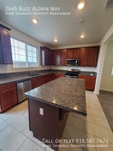 2445 Buzz Aldrin Way in Sacramento, CA - Foto de edificio - Building Photo