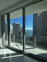 335 S Biscayne Blvd in Miami, FL - Building Photo - Building Photo