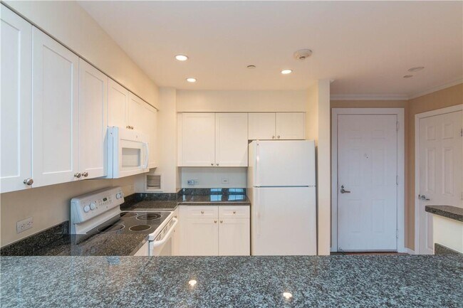 300 Mamaroneck Ave in White Plains, NY - Building Photo - Building Photo
