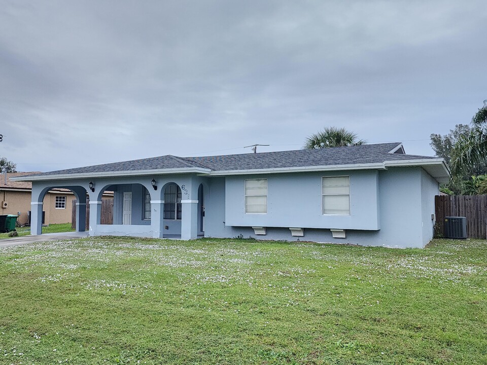 631 SW Curry St in Port St. Lucie, FL - Building Photo