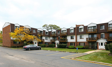 Glenview West in Glenview, IL - Building Photo - Building Photo