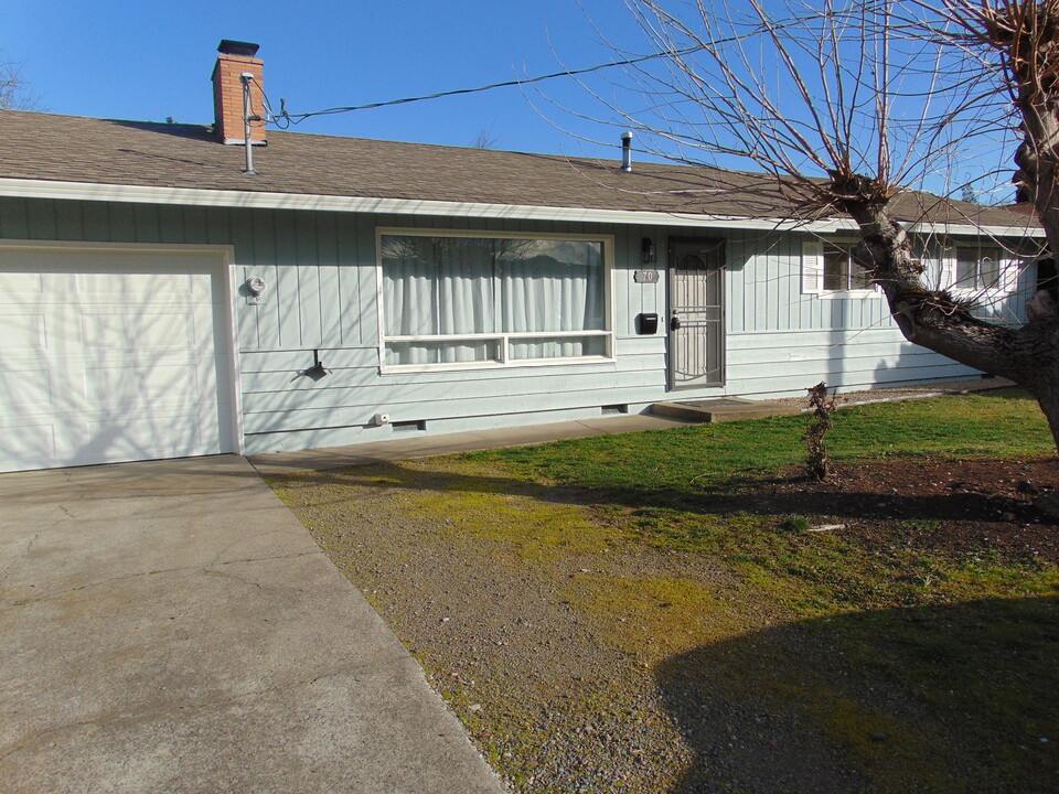 70 Crater Ln in Central Point, OR - Building Photo