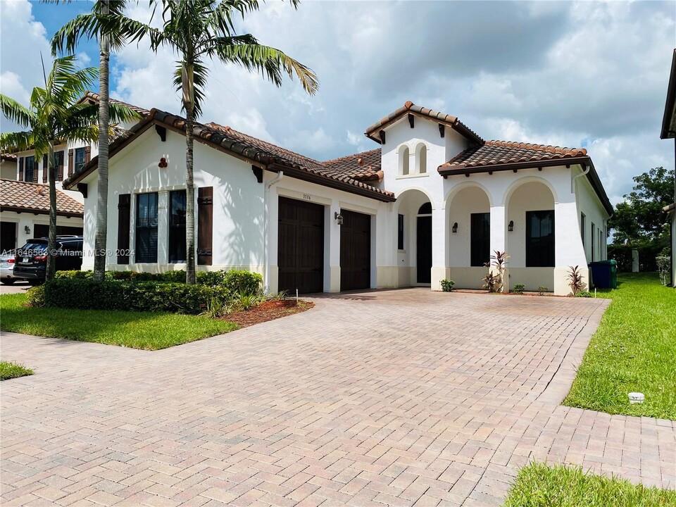 3536 NW 83rd Way in Pembroke Pines, FL - Foto de edificio