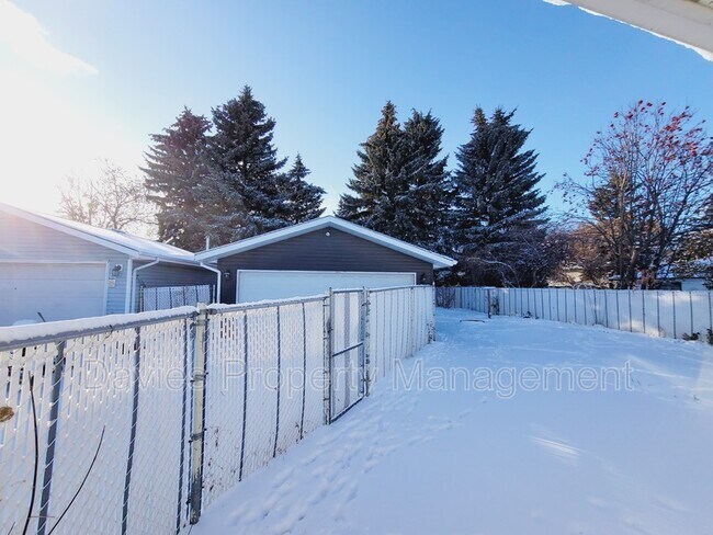 14612-14662 62 St NW in Edmonton, AB - Building Photo - Building Photo