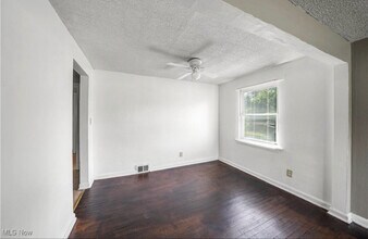 1369 Adelaide Ave SE, Unit 2 in Warren, OH - Foto de edificio - Building Photo