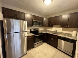 280 Grove St, Unit 4 Apartamentos