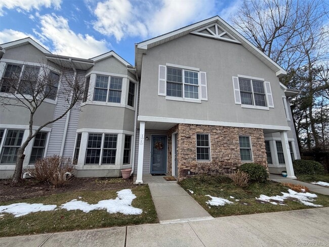 117 Pond View Dr in Port Washington, NY - Building Photo - Building Photo