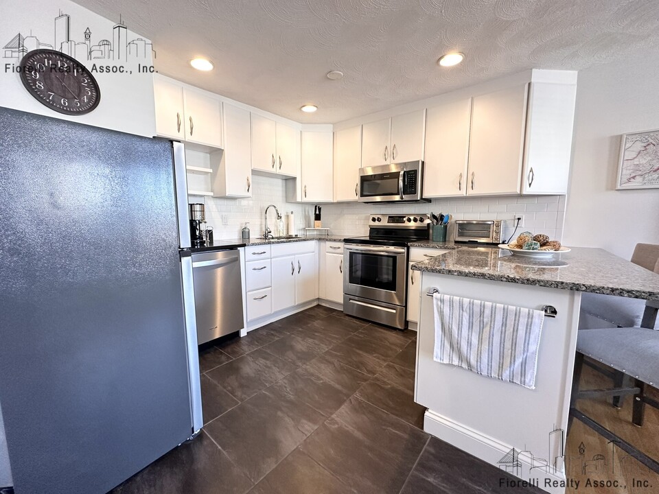 23 Fleet St, Unit 11 in Boston, MA - Building Photo