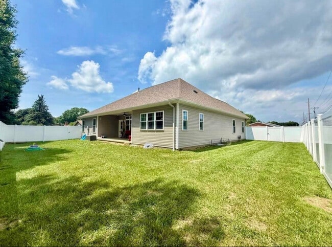 2410 N Wooster Ave in Dover, OH - Building Photo - Building Photo