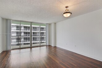 1756 N Bayshore Dr, Unit 36J in Miami, FL - Building Photo - Building Photo