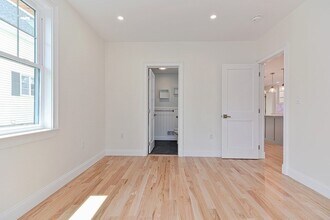 64 Crescent St, Unit 2 in Swampscott, MA - Building Photo - Building Photo