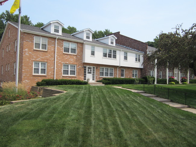 Sandra Ann Apartments in Omaha, NE - Foto de edificio - Building Photo