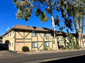 10635 Sherman Grove in Sunland, CA - Foto de edificio - Building Photo