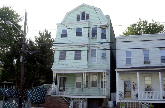 64 W 11th St in Bayonne, NJ - Building Photo - Building Photo