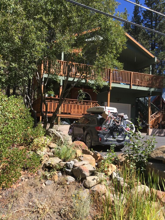 12098 Sierra Dr E in Truckee, CA - Foto de edificio