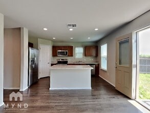 7502 Josephs Wy in Converse, TX - Foto de edificio - Building Photo
