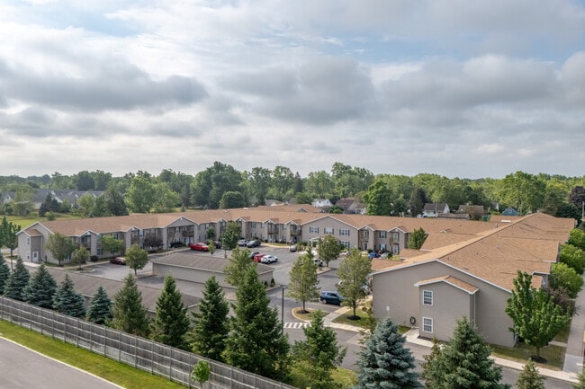 Union Square Senior Apartments in West Seneca, NY - Foto de edificio - Building Photo