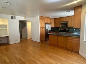 18730 Hatteras St in Tarzana, CA - Building Photo - Building Photo