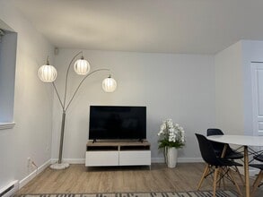 1689 Tatlow Av in North Vancouver, BC - Building Photo - Building Photo