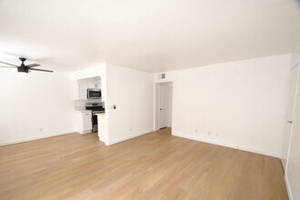 10914 Camarillo St, Unit 03 in Los Angeles, CA - Building Photo - Building Photo