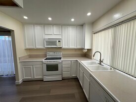 2208 Summerpark Ct in Thousand Oaks, CA - Building Photo