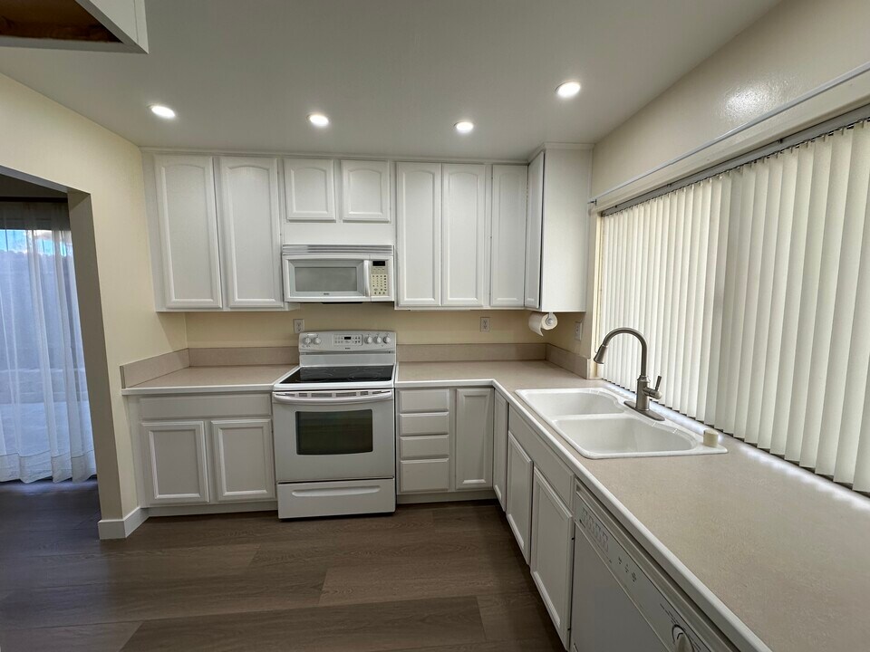 2208 Summerpark Ct in Thousand Oaks, CA - Building Photo