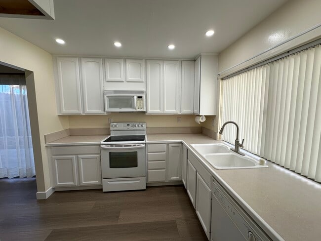 property at 2208 Summerpark Ct