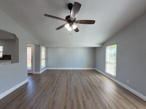 8917 Vernon Dr in Rowlett, TX - Foto de edificio - Building Photo