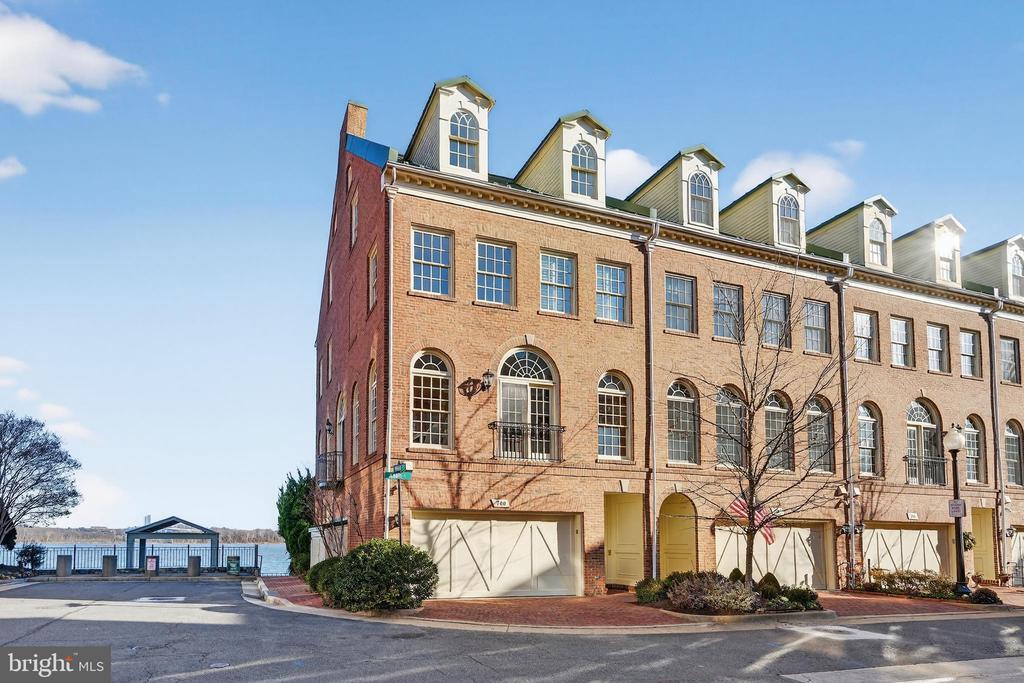 700 Kahn Pl in Alexandria, VA - Building Photo