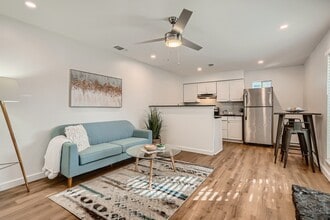 2704 Wheless Ln, Unit A in Austin, TX - Foto de edificio - Building Photo