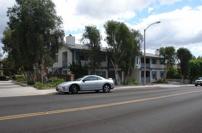 Windsor Chalet in La Mesa, CA - Foto de edificio - Building Photo