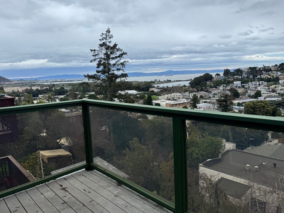 149 Sierra Point Rd, Unit A in Brisbane, CA - Building Photo