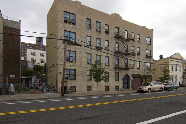 660 Saint Anns Ave in Bronx, NY - Foto de edificio - Building Photo