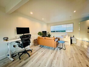 821 Valley Ave in Solana Beach, CA - Building Photo - Building Photo