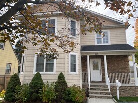 292 Hemlock Ter, Unit 2 in Teaneck, NJ - Building Photo