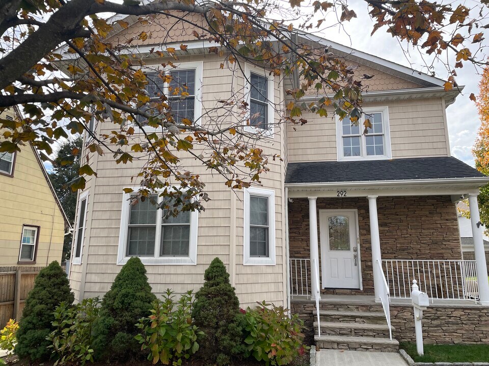 292 Hemlock Ter, Unit 2 in Teaneck, NJ - Building Photo