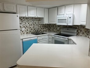 8235 Lake Dr in Doral, FL - Foto de edificio - Building Photo